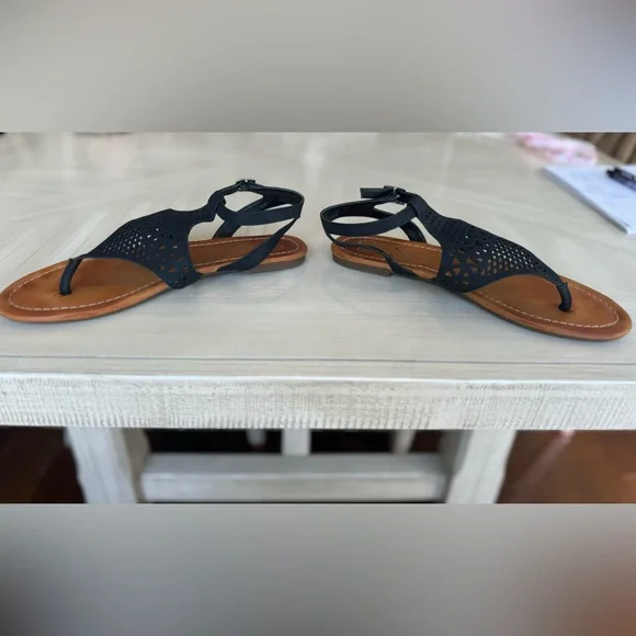 Jessica Simpson Flat Black & Tan Thong Sandals - Size 8 - Picture 6 of 6